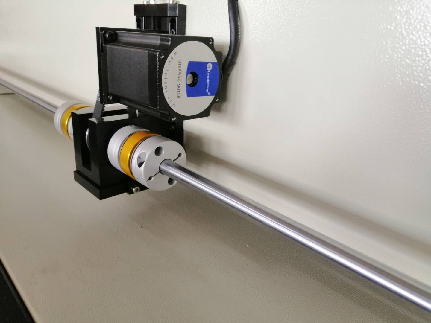 伺服與步進之間哪種電機適合激光切割機？