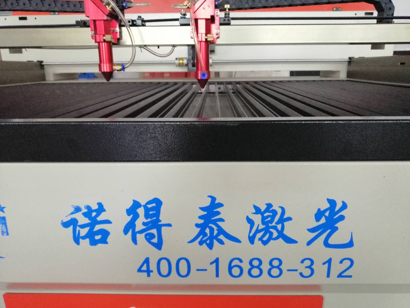 皮革還是應(yīng)用這款集切割雕刻為一體激光機(jī)加工！